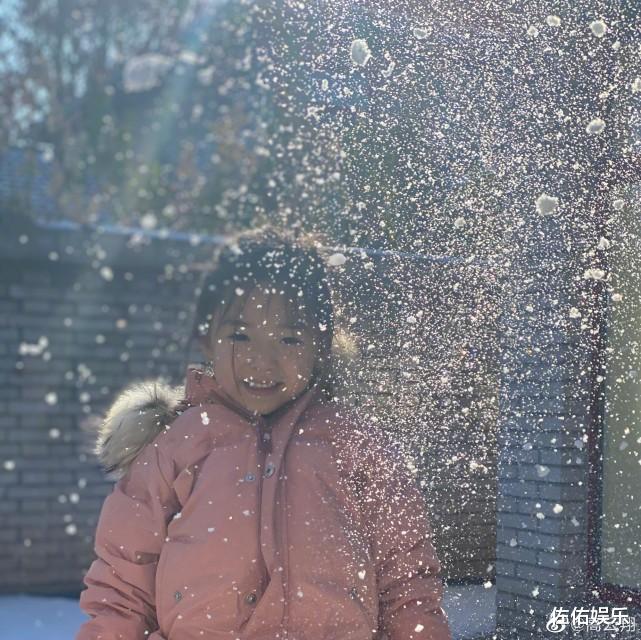 高云翔|高云翔分享与女儿玩雪日常，蹲身玩闹显父爱，小酒窝漂亮淘气