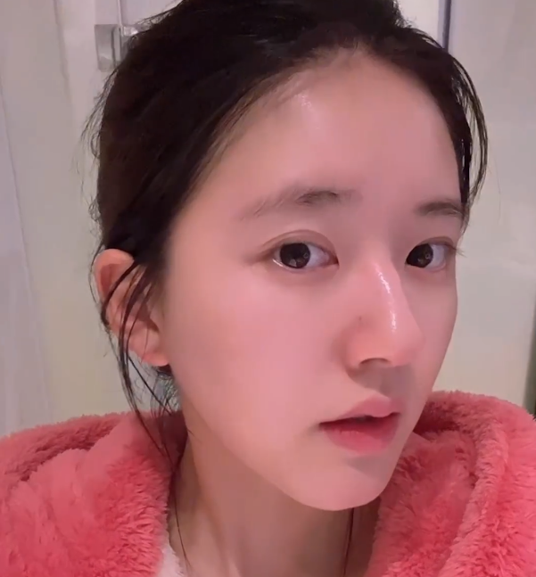 真凶标签|来自赵露思的自信，直接录制卸妆视频，证明自己的美颜