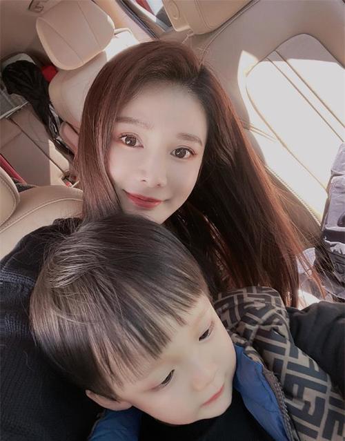 跟着车妞走 花6年把自己整成杨幂！杨幂昔日替身卓亨瑜嫁入豪门，3岁儿子高颜值引热议