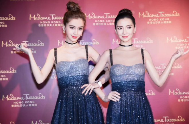 撞衫|女星红毯撞衫的“尴尬”时刻，有人靠傲人身材取胜，有人从无败绩