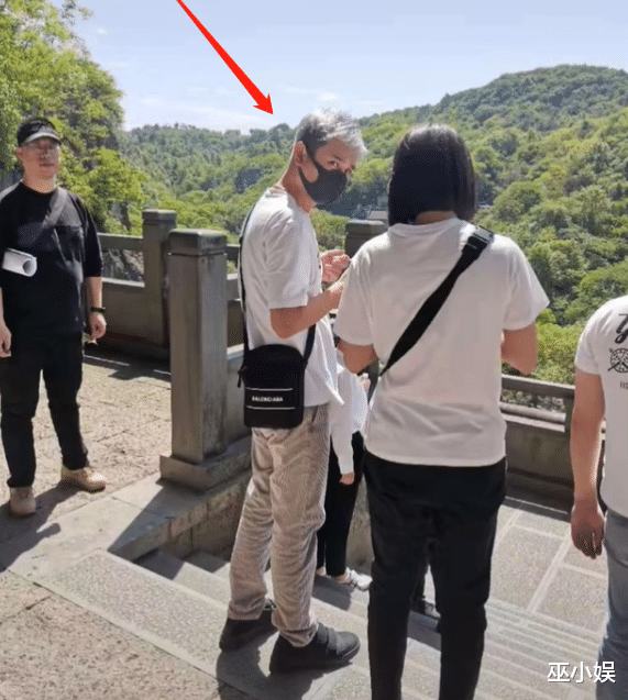 酒吧|文章被爆穷困潦倒?沦落到开酒吧维持生计,发际线后移疑似秃顶?