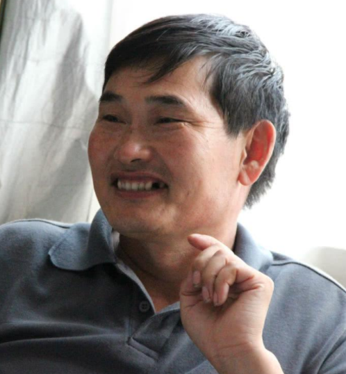 朱之文|大衣哥：不敢坐车回家，有时候翻墙头，有时候蹲在三轮车里躲着