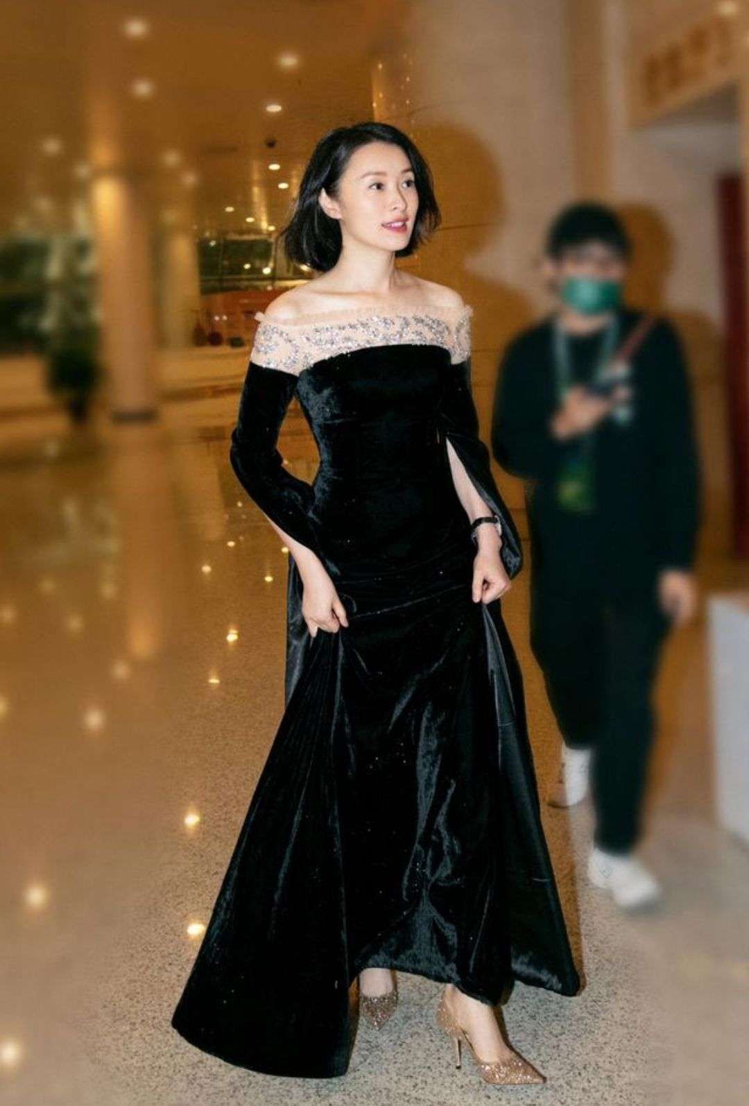 潮帮先生 吴越认真打扮好惊艳，穿一身丝绒长裙优雅贵气，真正的高级气质美