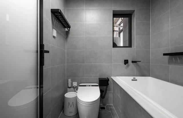 76㎡黑白灰小三居，主卧的设计有点骚