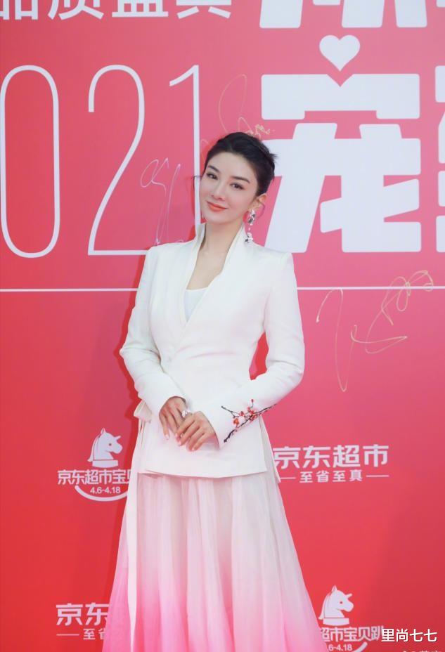 黄奕|黄奕携女走机场，她打扮精致容光焕发，8岁女儿穿着随意显成熟