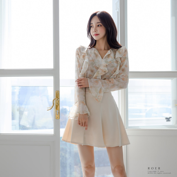 壹品穿搭|女神孙允珠高清时尚搭配：暖风和煦鹅黄野花透薄衬衣裙