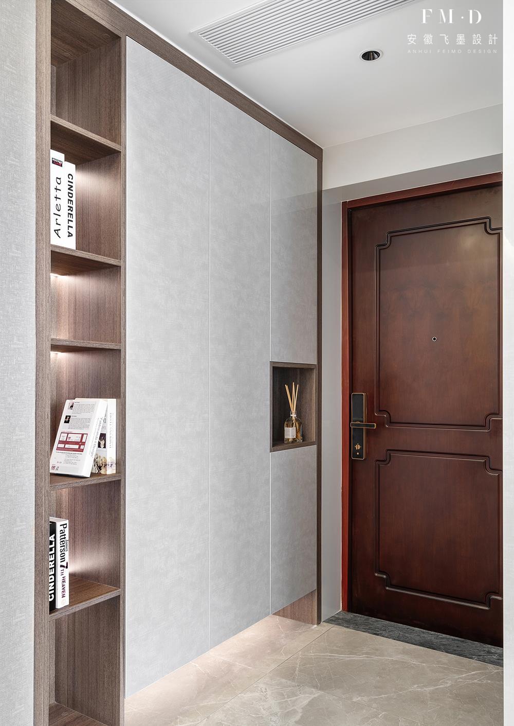 |一梯三户连廊房，庆幸有个大横厅，靠沙发分出间书房，130㎡变大宅