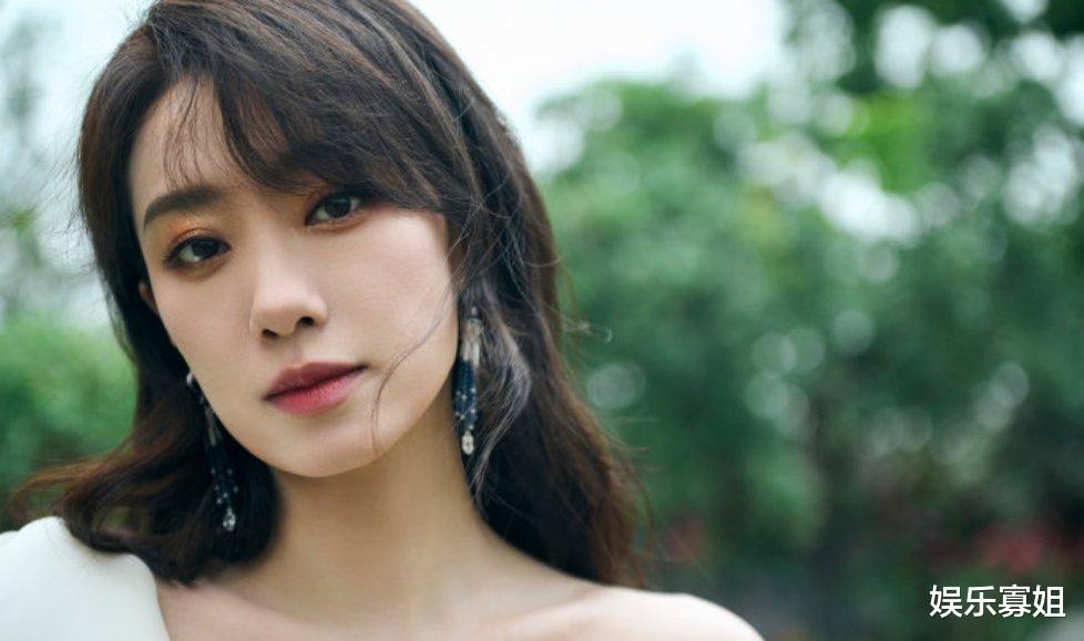 张小斐|张小斐退场时倒提金鸡奖杯,感觉像是拿着大砍刀,气势拿捏到位