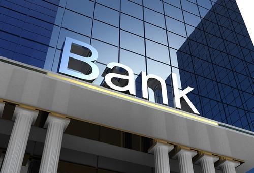 银行 银行职员拼命拉存款,但大批储户宁损失利息也要取出存款,为啥?