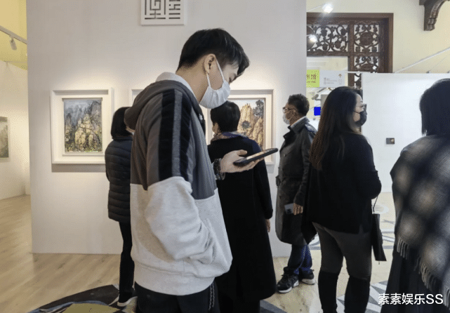 何猷君|赌王四太现身奢华艺术展，何猷君细心陪同，奚梦瑶没现身