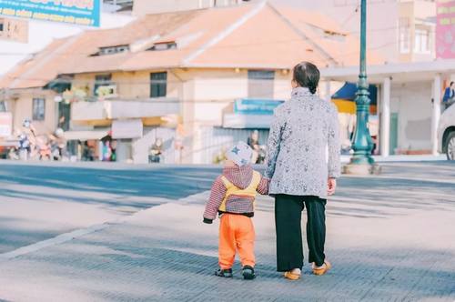 舜网 为什么越来越流行姥姥带娃，奶奶都去哪了？原因很现实