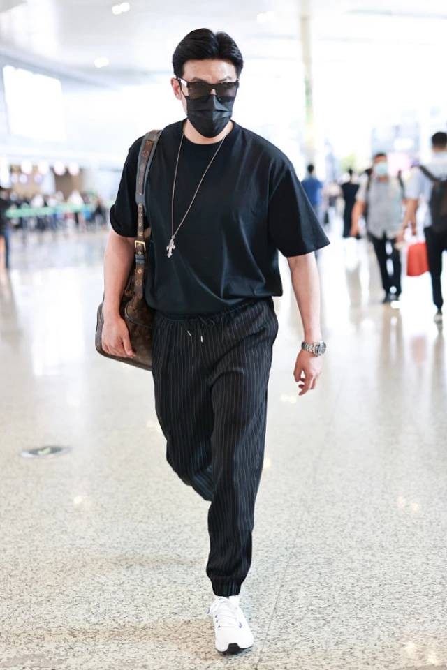 陈红|45岁陆毅拒绝“油腻范”，束脚裤+运动鞋变潮男，梳背头帅气十足