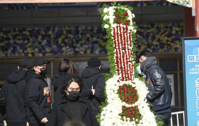 赵英俊|赵英俊未婚妻首次露面，温婉不输袁姗姗，双手表现出对赵英俊不舍