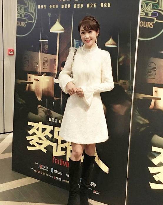 潮流前沿|梁小冰真不给年轻人留退路！穿小白裙优雅甜美，51岁气质嫩如少女