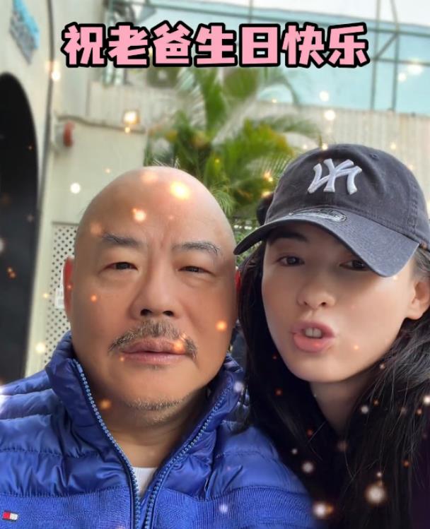 张柏芝|张柏芝爸爸罕露面,获女儿香吻画面温馨,光头小眼被指不像女儿