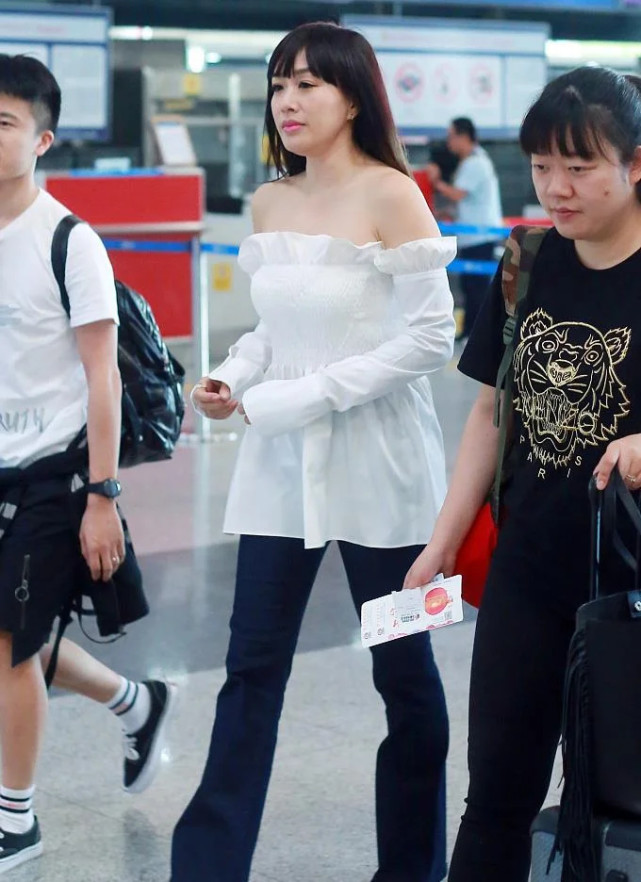 发型|佩服钟丽缇!51岁扮嫩得像少女一样,而且还一点都不胖