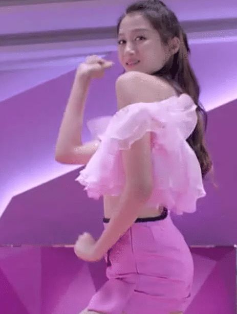 关晓彤|关晓彤拍摄“卫生巾”广告, 未P图照曝光, 提臀那一刻被撩了