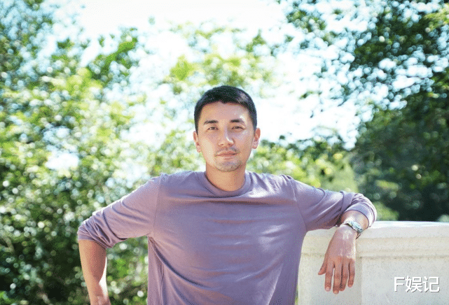 洪永城|TVB小生洪永城与挺大孕肚的太太恩爱合影 用手摸着孕肚露出幸福笑容