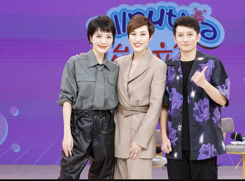 高马尾|54岁的陈法蓉依然高挑纤瘦，穿一袭白色蕾丝连衣裙减龄时髦，真美