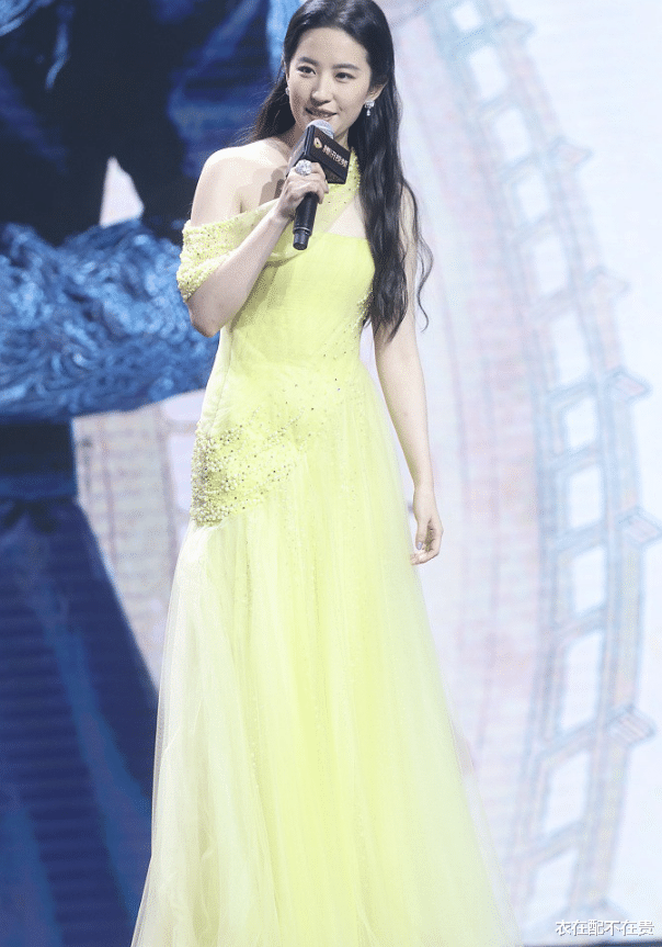 刘亦菲|刘亦菲胖到收不住?穿抹胸裙显“倒三角”身材,但气质完全撑得住