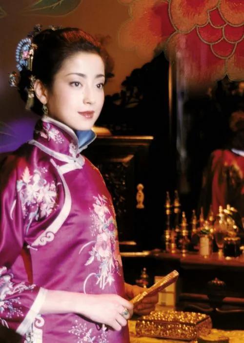 霍启刚|宫泽理惠母亲透露：我含泪把姐妹俩送进了导演的房间，锁上了门