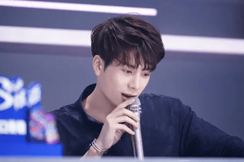 女孩|梁朝伟“辱华”电影定档，王嘉尔选择退出，马思唯的接盘引发众怒