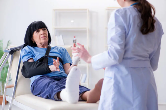 用药指南|人到中年3样早餐要少吃,骨科医生:别让骨头变成“马蜂窝”