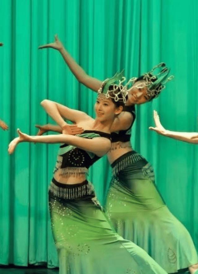 章泽天|章泽天清华大学啦啦操赛照片，“清华校花”果然名不虚传