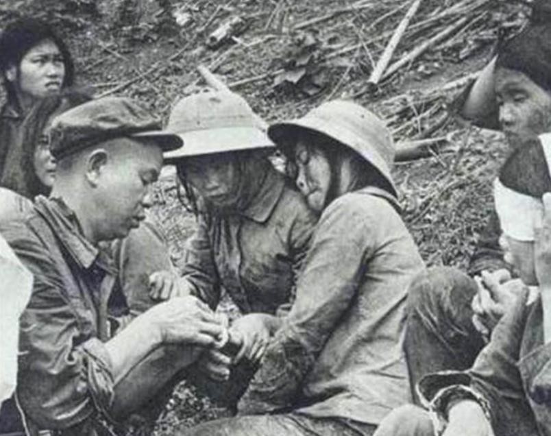 日军|二战时期，最残忍的不止日本士兵，那些日本女人不比他们“差”