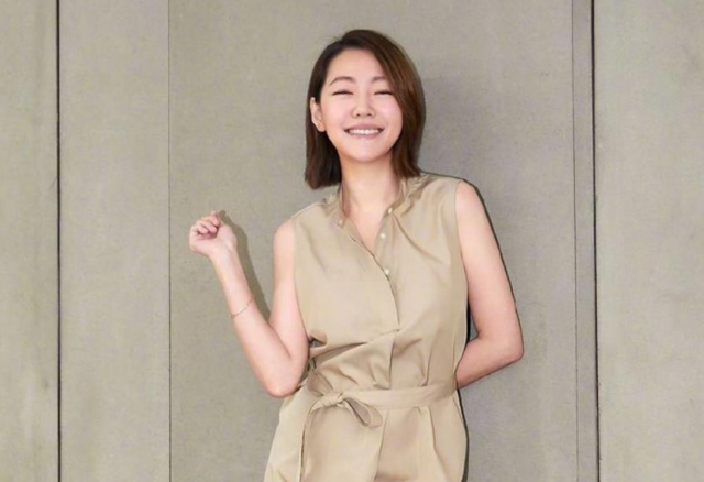 小S|小S深夜发文回应身材走样：老娘已经43岁，腰间有点赘肉不行吗