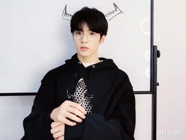 小姐姐|眼神杀、侧脸杀、歪头杀！刘耀文，一张脸满足所有少女心