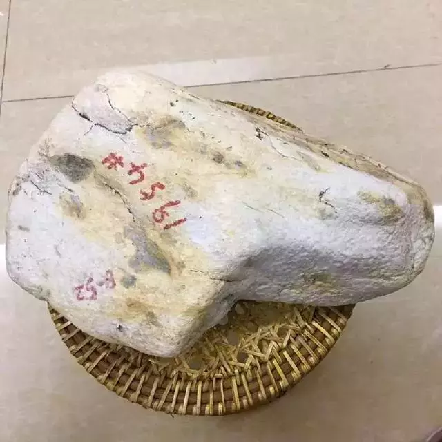 翡翠|第一次选购翡翠原石就切出了12条春带彩手镯，小伙运气也太好了！