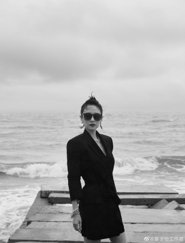 章子怡|章子怡冒雨参加活动，穿雨衣拍写真又美又飒，与粉丝互动接地气儿