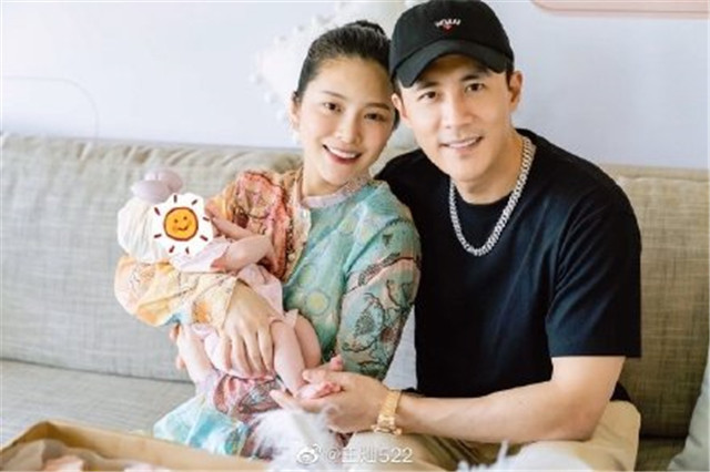 杜淳|杜淳晒全家出游照却引来网友恶评，怒回：恶毒的女人没好下场