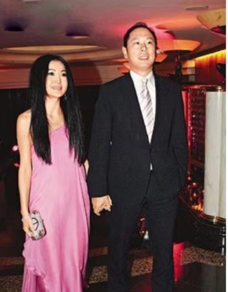 温碧霞|温碧霞:34岁嫁入豪门,把养子视如己出,他和我亲生的没区别