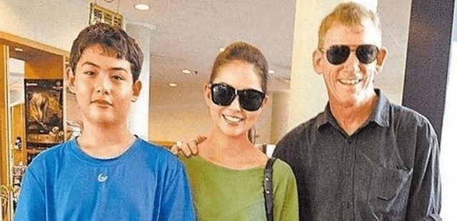 周杰伦|周杰伦女儿正脸罕见曝光！一头棕色长发超浓密，鼻子立体像外国人