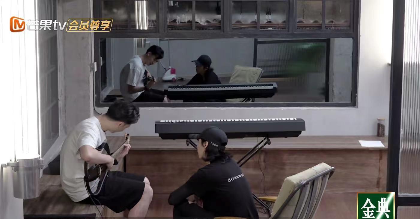 MARRY|黄贯中和张淇教刘迦弹吉他，和杨洋并称军艺双子的刘迦，为人低调