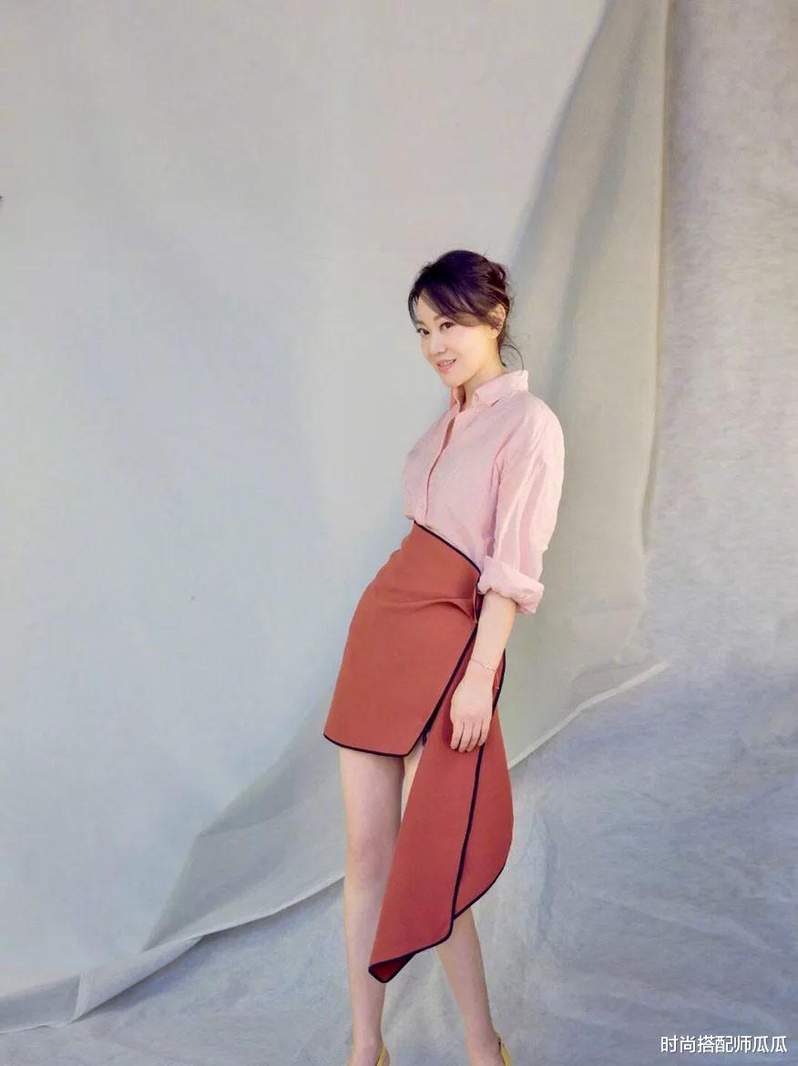 生肖|50岁闫妮状态好真实,穿白t黑裤素颜走机场,凹凸身材依然紧致