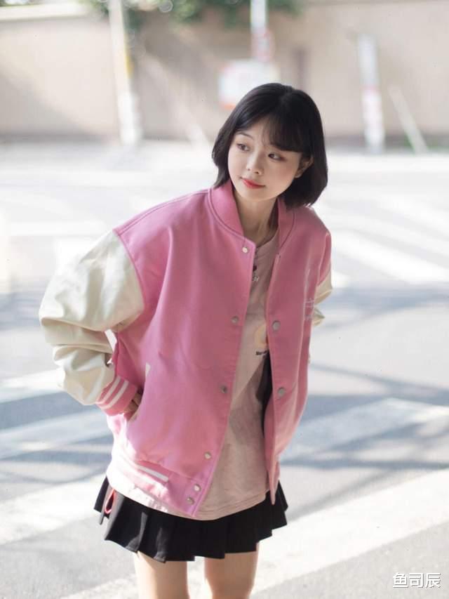 鱼司辰|还在上学的女生可以这样穿，白色卫衣搭配百褶裙，款式百搭又休闲