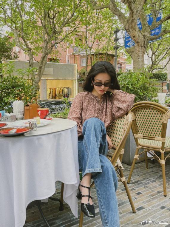 时尚搭配师瓜瓜|女人45岁以后，不管穿裤子还是裙子，少穿这2种鞋子，低级没气质