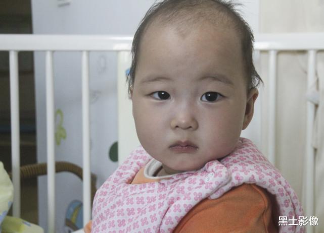 黑土影像 一个月内母亲去世女儿也生命垂危，男子在医院楼梯间崩溃痛哭