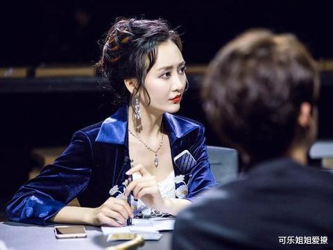 王鸥|王鸥倒立尽显完美身材，当穿高开衩裙蹲下的那一刻，网友：心动的感觉