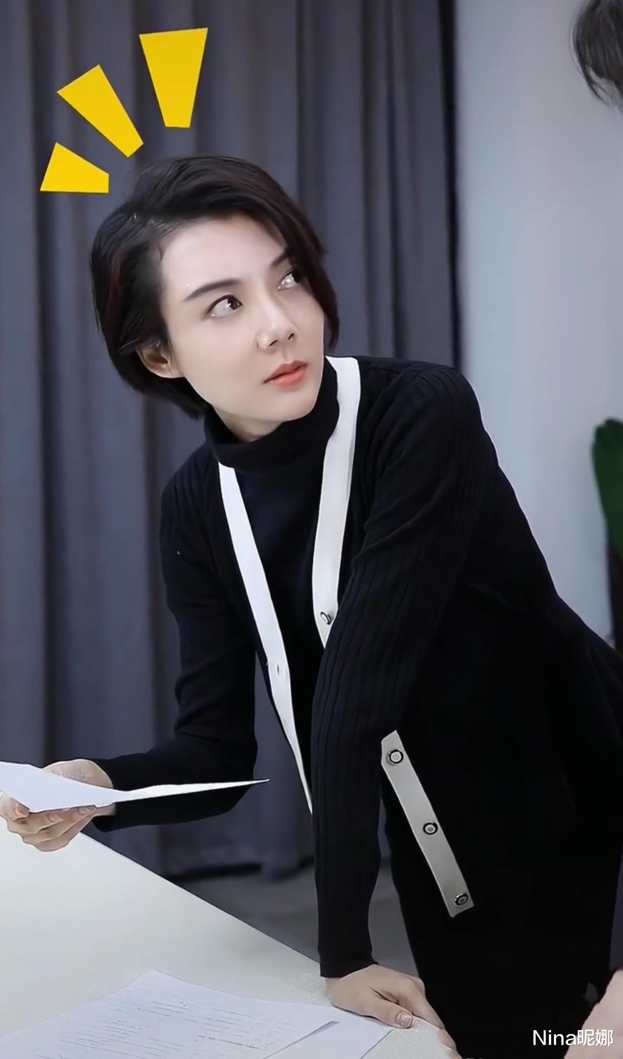 Nina昵娜 车晓为直播选品,开衫叠穿高领毛衣似霸道总裁,看眼神好绝一女的