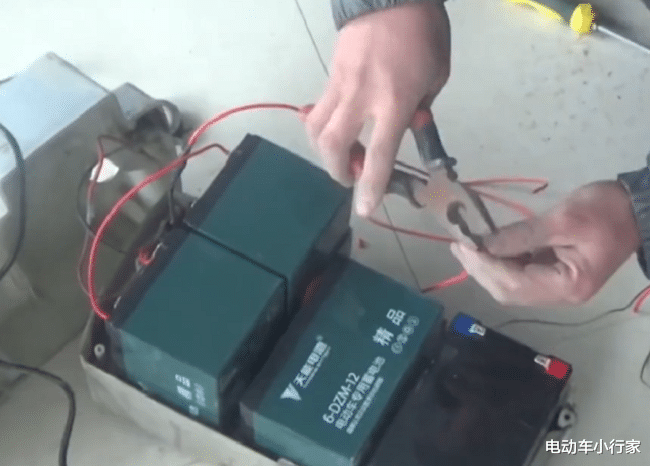 电动车小行家 每天充电和用完再充,哪个更伤电动车?一看便知,车主:立马改正