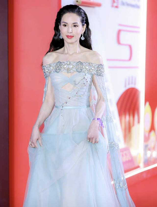 孙一文|年末红毯太养眼！61岁惠英红穿紧身裙秀身姿，26岁女星美如白天鹅