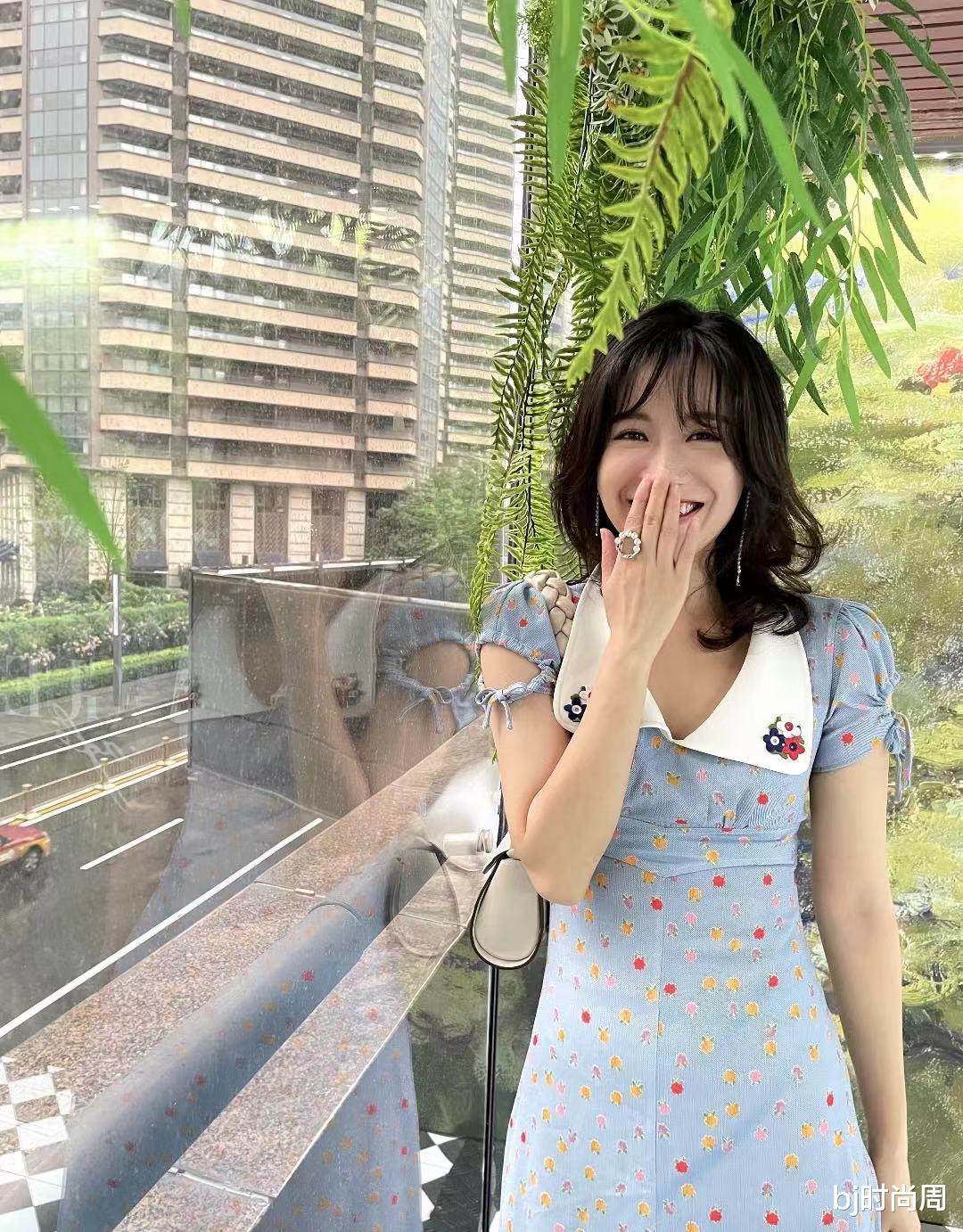 bj时尚周|出去喝下午茶，不妨学苏青穿连衣裙，甜美可爱很漂亮