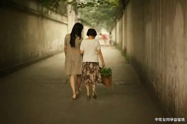 中年女同学自留地|那个三年前说腿疾不能照顾孙子的婆婆，请求媳妇让带孙子回老家养
