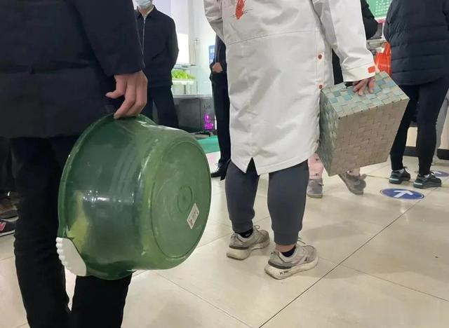 上海市|高校禁止堂食，学生的“饭桶”亮了！网友直呼：可可爱爱