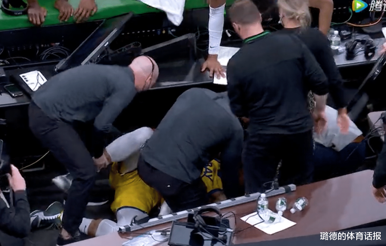 斯蒂芬·庫里|淚目！勇士安德森為救球太拼，摔進(jìn)技術(shù)臺(tái)令人心疼，庫里帶傷作戰(zhàn)