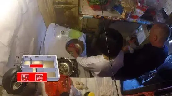 北京6口人挤45㎡，纸糊墙，简陋厨房，爆改变最美四合院